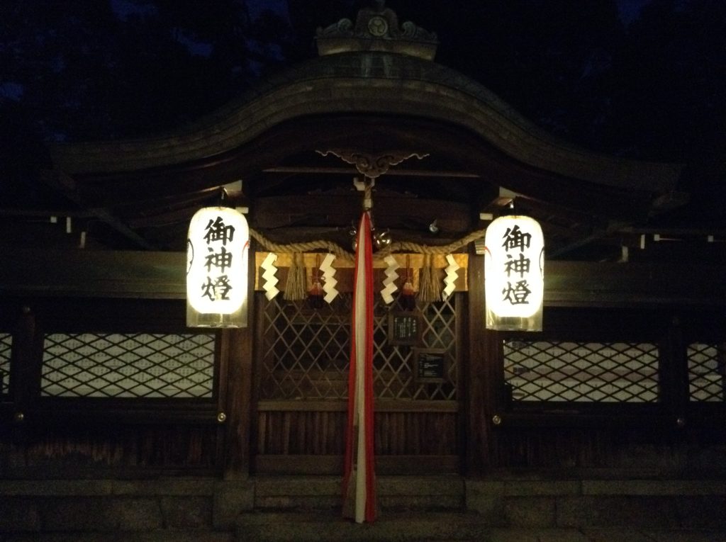 夜の神社の境内