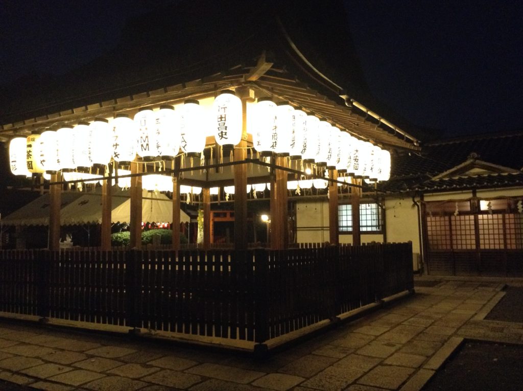 夜の神社の境内